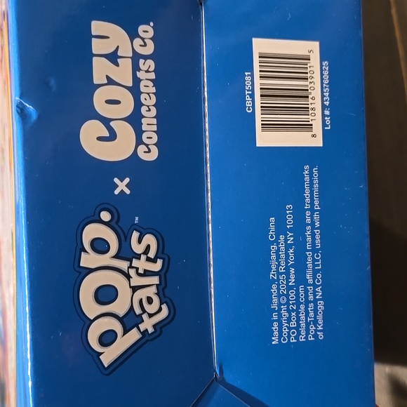 NWT Pop-Tarts Frosted Strawberry Comfort Blanket - Picture 4 of 4